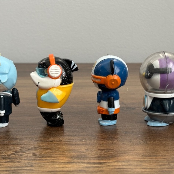 Lot 4 RYAN'S WORLD toy figures GALAXY EXPLORERS Alien, Penguin, Shark, Bear - Picture 4 of 10